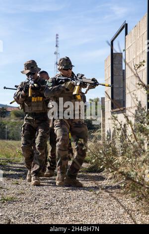 Les légionnaires français avec le 2e Régiment d'infanterie de la Légion étrangère française, se préparent à vider une salle lors de l'exercice Baccarat près de la caserne Colonel de Chabrières Nîmes, France, 12 octobre 2021.L'exercice Baccarat est un exercice conjoint de trois semaines entre 2d MARDIV et la Légion étrangère française qui met au défi les forces avec l'entraînement physique et tactique, et offre l'occasion d'échanger des connaissances qui aident à développer et à renforcer des liens.(É.-U.Photo du corps marin par lance Cpl.Jennifer E. Reyes) Banque D'Images