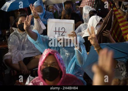 Bangkok, Thaïlande.31 octobre 2021.Des manifestants brandissent des banderoles disant que l'article 112 de la loi a été abrogé.(Photo d'Atiwat Silpamethanont/Pacific Press) crédit: Pacific Press Media production Corp./Alay Live News Banque D'Images