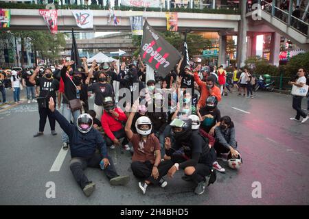 Bangkok, Thaïlande.31 octobre 2021.Les manifestants se sont rassemblés pour une photo de groupe avec des symboles à trois doigts.(Photo d'Atiwat Silpamethanont/Pacific Press) crédit: Pacific Press Media production Corp./Alay Live News Banque D'Images