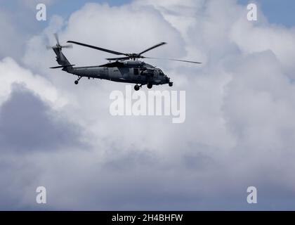 MER DES PHILIPPINES (oct29, 2021) – un hélicoptère MH-60S Sea Hawk, affecté à l'escadron de combat en mer des chevaliers de l'île (HSC) 25, se prépare à lancer un missile Hellfire AGM 114 au cours d'un exercice.L'hélicoptère a atterri à bord du navire de combat littoral version Independence USS Tulsa (LCS 16) pour un missile en charge.(É.-U.Photo marine par Spécialiste communication de masse 2ème classe Zachary Grooman) Banque D'Images