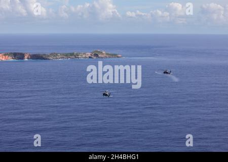 MER DES PHILIPPINES (oct29, 2021) – un hélicoptère MH-60S Sea Hawk, affecté aux « Chevaliers de l'île » de l'Escadron de combat de la mer (HSC) 25, lance un missile Hellfire AGM 114 au cours d'un exercice.L'hélicoptère a atterri à bord du navire de combat littoral version Independence USS Tulsa (LCS 16) pour un missile en charge.(É.-U.Photo marine par Spécialiste communication de masse 2ème classe Zachary Grooman) Banque D'Images