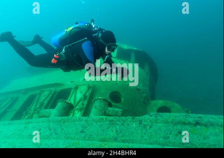 Munising Michigan, États-Unis - 13 août 2021 : plongeur explorant une épave de Grand Island Harbour Bay Banque D'Images