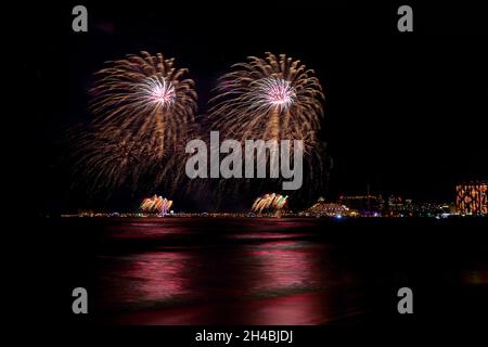 Magnifique feu d'artifice à Tamsui Fisherman's Wharf, dans le nord de Taïwan, New Taipei City, Taïwan Banque D'Images