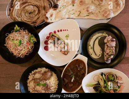 Histoire de la nourriture, cuisine indienne authentique sur la table à manger pour les repas à emporter ou au restaurant Banque D'Images