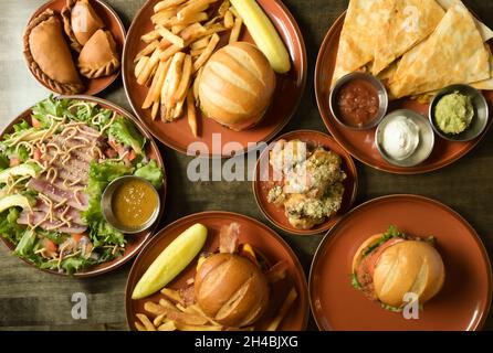 Food Story Burgers & Quesadilla repas plaqué Banque D'Images