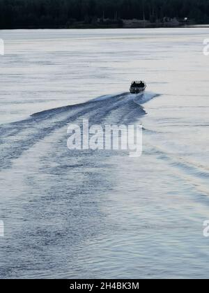 Mousse blanche sur l'eau provenant d'un bateau. Banque D'Images