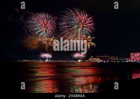 Magnifique feu d'artifice à Tamsui Fisherman's Wharf, dans le nord de Taïwan, New Taipei City, Taïwan Banque D'Images