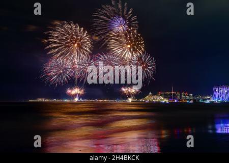 Magnifique feu d'artifice à Tamsui Fisherman's Wharf, dans le nord de Taïwan, New Taipei City, Taïwan Banque D'Images