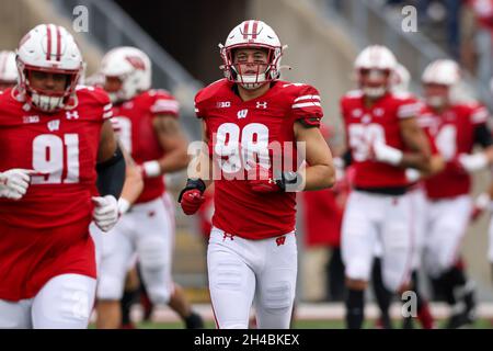 30 octobre 2021 : le juge en chef des Badgers du WisconsinGoetz (98) qui se présente sur le terrain pour la deuxième moitié du match de football de la NCAA entre les Hawkees de l'Iowa et les Badgers du Wisconsin au Camp Randall Stadium de Madison, WISCONSIN.Darren Lee/CSM Banque D'Images