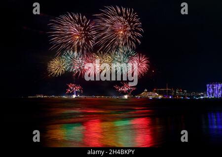 Magnifique feu d'artifice à Tamsui Fisherman's Wharf, dans le nord de Taïwan, New Taipei City, Taïwan Banque D'Images