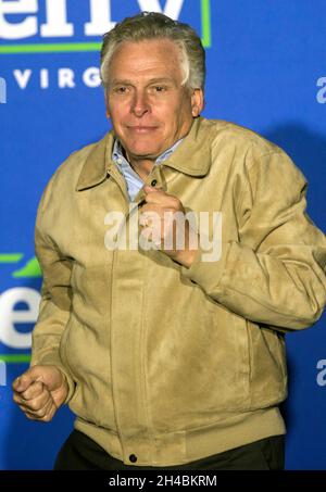 Fairfax, Virginie, États-Unis.1er novembre 2021.TERRY MCAULIFFE, candidat démocrate au poste de gouverneur de la Virginie, présente ses arguments de clôture à la veille de l'élection.(image de crédit : © Brian Cahn/ZUMA Press Wire) Banque D'Images