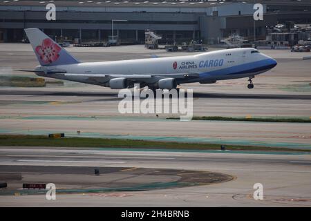 Los Angeles, Californie, États-Unis.28 mars 2019.Un Boeing 747-400F de China Airlines (immatriculation B-18710) atterrit à l'aéroport international de Los Angeles (LAX) le jeudi 28 mars 2019 à Los Angeles, en Californie © 2019 Patrick T. Fallon (image de crédit : © Patrick Fallon/ZUMA Press Wire) Banque D'Images