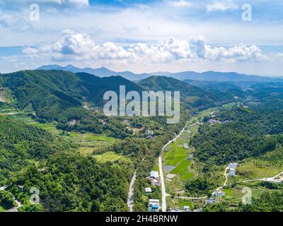 Photographie aérienne de paysages magnifiques de ciel bleu et de montagnes verdoyantes à Kunlun Pass à Nanning, Guangxi, Chine Banque D'Images