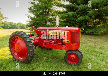 Un ancien tracteur agricole de culture en rangs Co-Op B2 rouge à Warren, Indiana, États-Unis. Banque D'Images