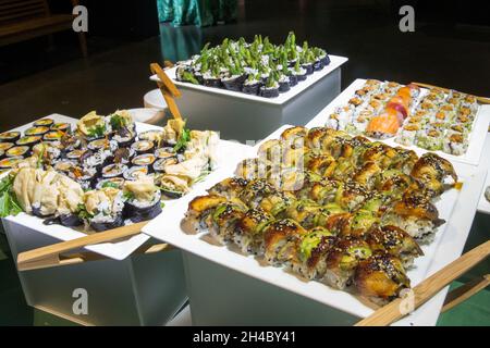 Assortiment de sushis au dîner-buffet lors d'un événement. Banque D'Images