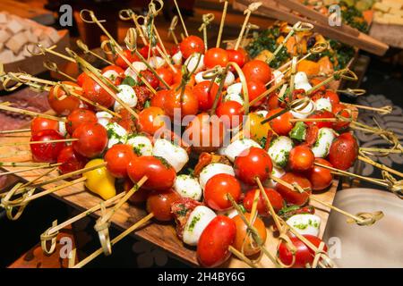 Des hors-d'œuvre de tomates mozzarella sont servis au dîner-buffet lors d'un événement. Banque D'Images