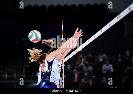 Roma, Italie.1er novembre 2021.Block (Bisonte Firenze) pendant l'Acqua & sapone Roma Volley Club vs il Bisonte Firenze, Volleyball Italien Serie A1 femmes match à Roma, Italie, novembre 01 2021 crédit: Agence de photo indépendante/Alamy Live News Banque D'Images