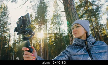 Femme tenant sur le film portable 3-axis Gimbal stabilisation Devic Banque D'Images