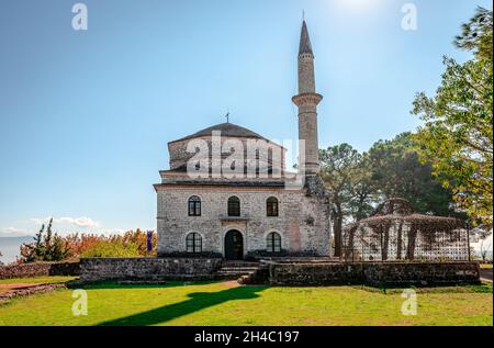 Vue sur la mosquée Fethiye dans son Kale, dans la vieille ville fortifiée d'Ioannina, Épirus, Grèce.La tombe d'Ali Pasha est sur la droite. Banque D'Images