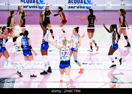 Roma, Italie.1er novembre 2021.Bisonte Firenze esultanza au cours de l'Acqua & sapone Roma Volley Club vs il Bisonte Firenze, Volleyball Italien Serie A1 femmes Match à Roma, Italie, novembre 01 2021 crédit: Independent photo Agency/Alay Live News Banque D'Images