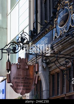 LONDRES, Royaume-Uni - 22 OCTOBRE 2021 : panneau suspendu orné devant le Cittie of Yorke Pub à High Holborn Banque D'Images