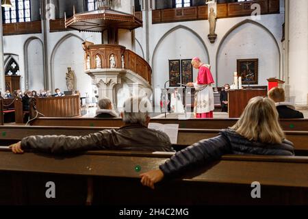 Hambourg, Allemagne.31 octobre 2021.Les visiteurs s'assoient dans un service œcuménique pour la Journée de la réforme dans la principale église protestante de Saint-Petri.L'évêque catholique Franz-Josef Overbeck prêche.Credit: Markus Scholz/Picture Alliance//dpa/Alay Live News Banque D'Images