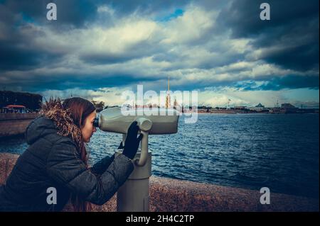 Fille regarde dans le binoscope sur la ville. Banque D'Images