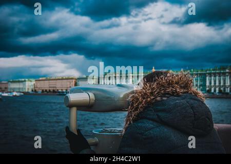 Fille regarde dans le binoscope sur la ville. Banque D'Images