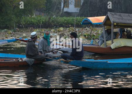 Srinagar, Jammu-et-Cachemire, Inde.2 novembre 2021.Vendeurs au marché flottant des légumes sur le lac Dal à Srinagar, au Cachemire contrôlé par l'Inde, le 02 novembre 2021.Crédit: Adil Abbas/ZUMA Wire/Alay Live News Banque D'Images