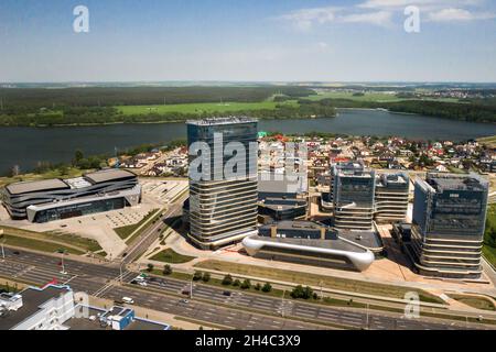 Vue depuis la hauteur de l'avenue Pobediteley à Minsk.Nouveau quartier résidentiel et d'affaires à Minsk.Belarus. Banque D'Images