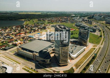 Vue depuis la hauteur de l'avenue Pobediteley à Minsk.Nouveau quartier résidentiel et d'affaires à Minsk.Belarus. Banque D'Images