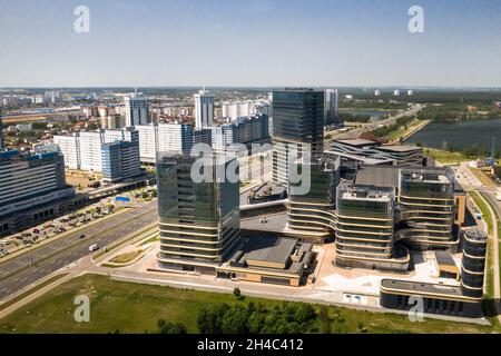 Vue depuis la hauteur de l'avenue Pobediteley à Minsk.Nouveau quartier résidentiel et d'affaires à Minsk.Belarus. Banque D'Images