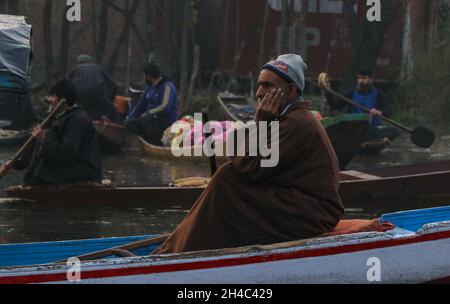 Srinagar, Jammu-et-Cachemire, Inde.2 novembre 2021.Le 02 novembre 2021, un boatman de Kashmiri attend des clients sur le marché flottant des légumes dans les intérieurs du lac Dal à Srinagar, au Cachemire contrôlé par l'Inde.Crédit: Adil Abbas/ZUMA Wire/Alay Live News Banque D'Images