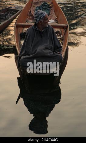 Srinagar, Jammu-et-Cachemire, Inde.2 novembre 2021.Le 02 novembre 2021, un boatman de Kashmiri attend des clients sur le marché flottant des légumes dans les intérieurs du lac Dal à Srinagar, au Cachemire contrôlé par l'Inde.Crédit: Adil Abbas/ZUMA Wire/Alay Live News Banque D'Images