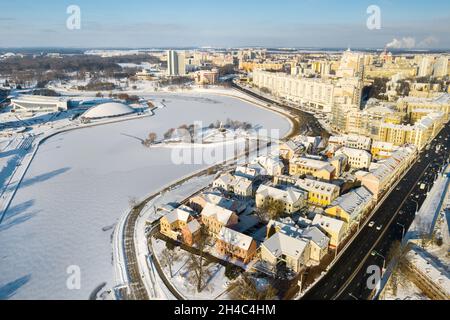 Vieille ville de Minsk enneigée depuis une hauteur.La banlieue Trinity.Bélarus. Banque D'Images