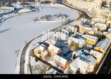 Vieille ville de Minsk enneigée depuis une hauteur.La banlieue Trinity.Bélarus. Banque D'Images