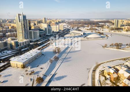 Vieille ville de Minsk enneigée depuis une hauteur.La banlieue Trinity.Bélarus. Banque D'Images