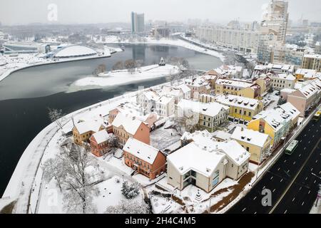 Vieille ville de Minsk enneigée depuis une hauteur.La banlieue Trinity.Bélarus. Banque D'Images