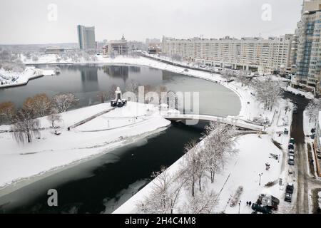 Centre-ville de Minsk enneigé d'une hauteur.La ville haute.Bélarus. Banque D'Images