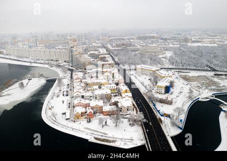 Vieille ville de Minsk enneigée depuis une hauteur.La banlieue Trinity.Bélarus. Banque D'Images