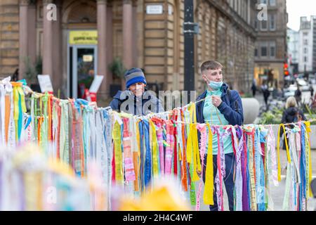 Glasgow, Écosse, Royaume-Uni.02 novembre 2021.Ma promesse mère Terre.Les gens doivent prendre les questions du changement climatique et de la protection de l'environnement entre leurs propres mains.Chaque contribution, aussi petite soit-elle, est absolument utile et indispensable.Le sommet de la COP26 réunit les parties pour accélérer l'action vers les objectifs de l'Accord de Paris et de la Convention-cadre des Nations Unies sur les changements climatiques.La Conférence des Nations Unies sur le climat.Glasgow, Écosse.Crédit : CIC de la majorité mondiale/Alamy Live News Banque D'Images