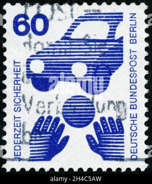 POLTAVA, UKRAINE - 2 novembre 2021.Timbre d'époque imprimé en Allemagne, Berlin, vers 1971 montre des informations sur les accidents Banque D'Images