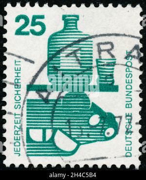 POLTAVA, UKRAINE - 2 novembre 2021.Timbre d'époque imprimé en Allemagne, Berlin, vers 1971 montre des informations sur les accidents Banque D'Images