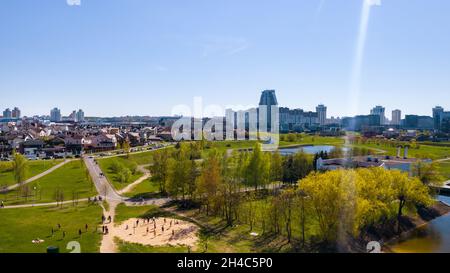 Vue depuis la hauteur du quartier de Drozdy et du complexe sportif de Minsk Minsk Arena à Minsk.Belarus. Banque D'Images