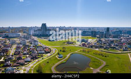 Vue depuis la hauteur du quartier de Drozdy et du complexe sportif de Minsk Minsk Arena à Minsk.Belarus. Banque D'Images