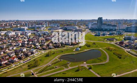 Vue depuis la hauteur du quartier de Drozdy et du complexe sportif de Minsk Minsk Arena à Minsk.Belarus. Banque D'Images