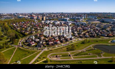 Vue depuis la hauteur du secteur privé à Drozdy dans la ville de Minsk.Belarus. Banque D'Images