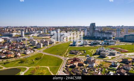 Vue depuis la hauteur du quartier de Drozdy et du complexe sportif de Minsk Minsk Arena à Minsk.Belarus. Banque D'Images