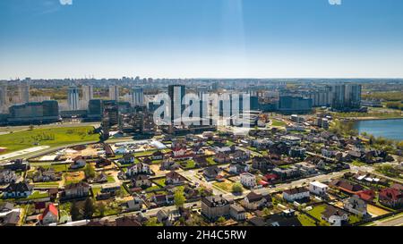 Vue depuis la hauteur du quartier de Drozdovsky et de l'avenue Pobediteley à Minsk.Belarus. Banque D'Images