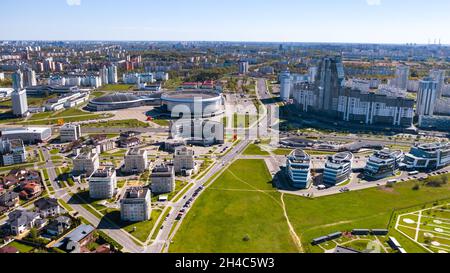 Vue depuis la hauteur du quartier de Drozdy et du complexe sportif de Minsk Minsk Arena à Minsk.Belarus. Banque D'Images
